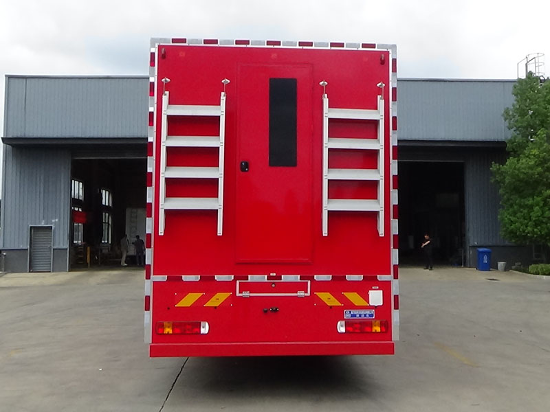 程力重汽豪沃淋浴車