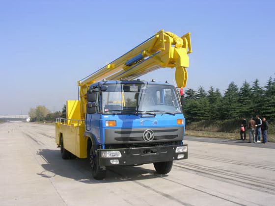 東風(fēng)EQ145消防車帶高空作業(yè)平臺(tái)